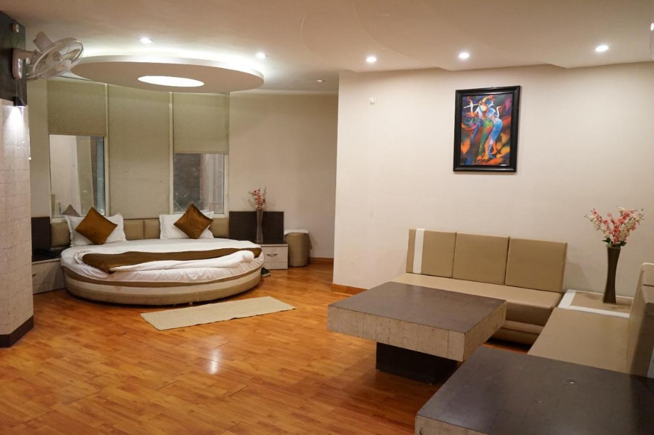 K3 Club Residency Hotel Jhānsi Екстериор снимка