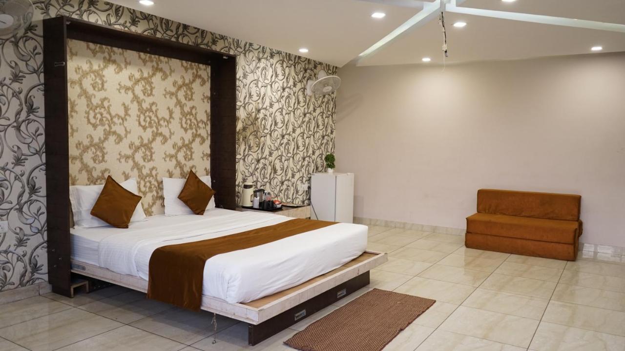 K3 Club Residency Hotel Jhānsi Екстериор снимка