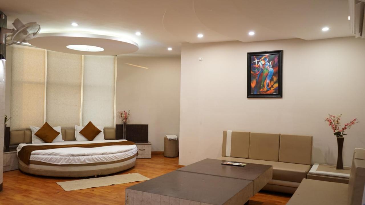 K3 Club Residency Hotel Jhānsi Екстериор снимка