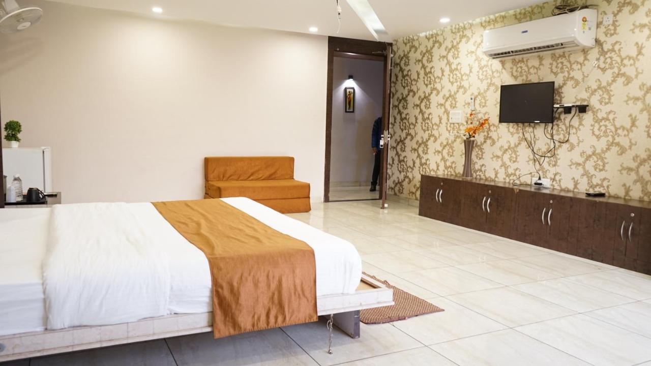 K3 Club Residency Hotel Jhānsi Екстериор снимка