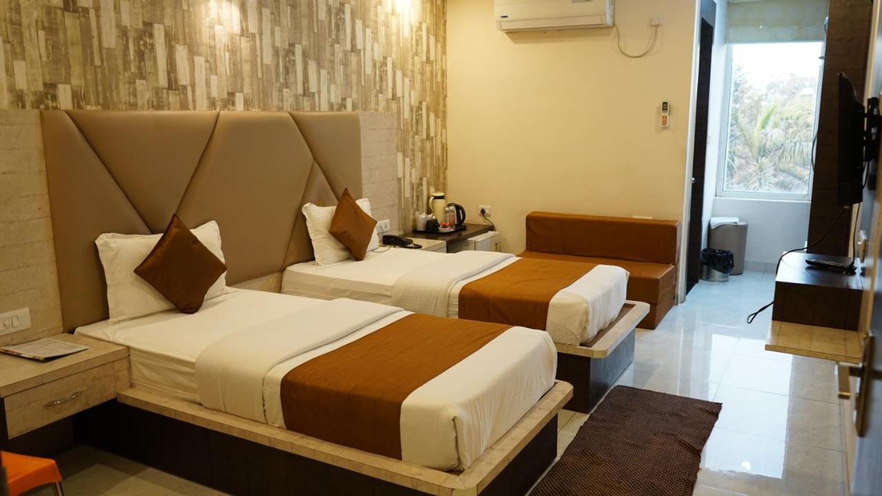 K3 Club Residency Hotel Jhānsi Екстериор снимка