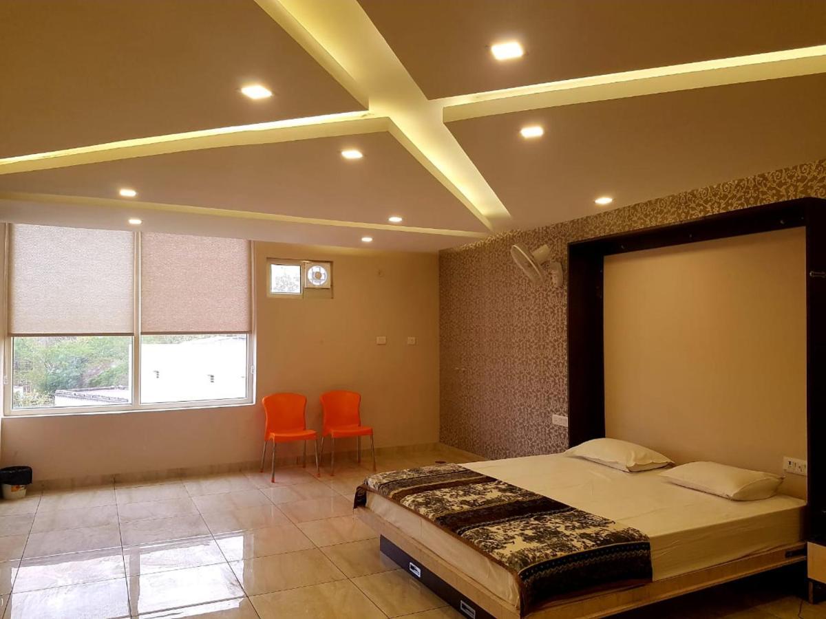 K3 Club Residency Hotel Jhānsi Екстериор снимка